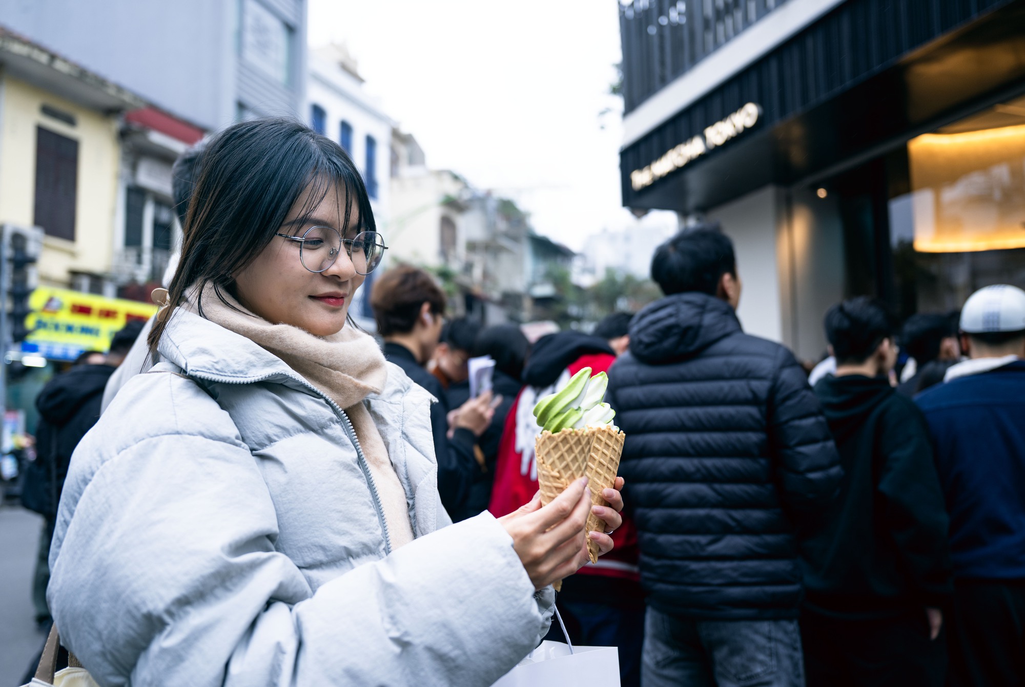 H&agrave; Nội: D&acirc;n t&igrave;nh chầu chực xếp h&agrave;ng mua ly matcha đắt nhất Nhật Bản bất chấp trời r&eacute;t- Ảnh 8.