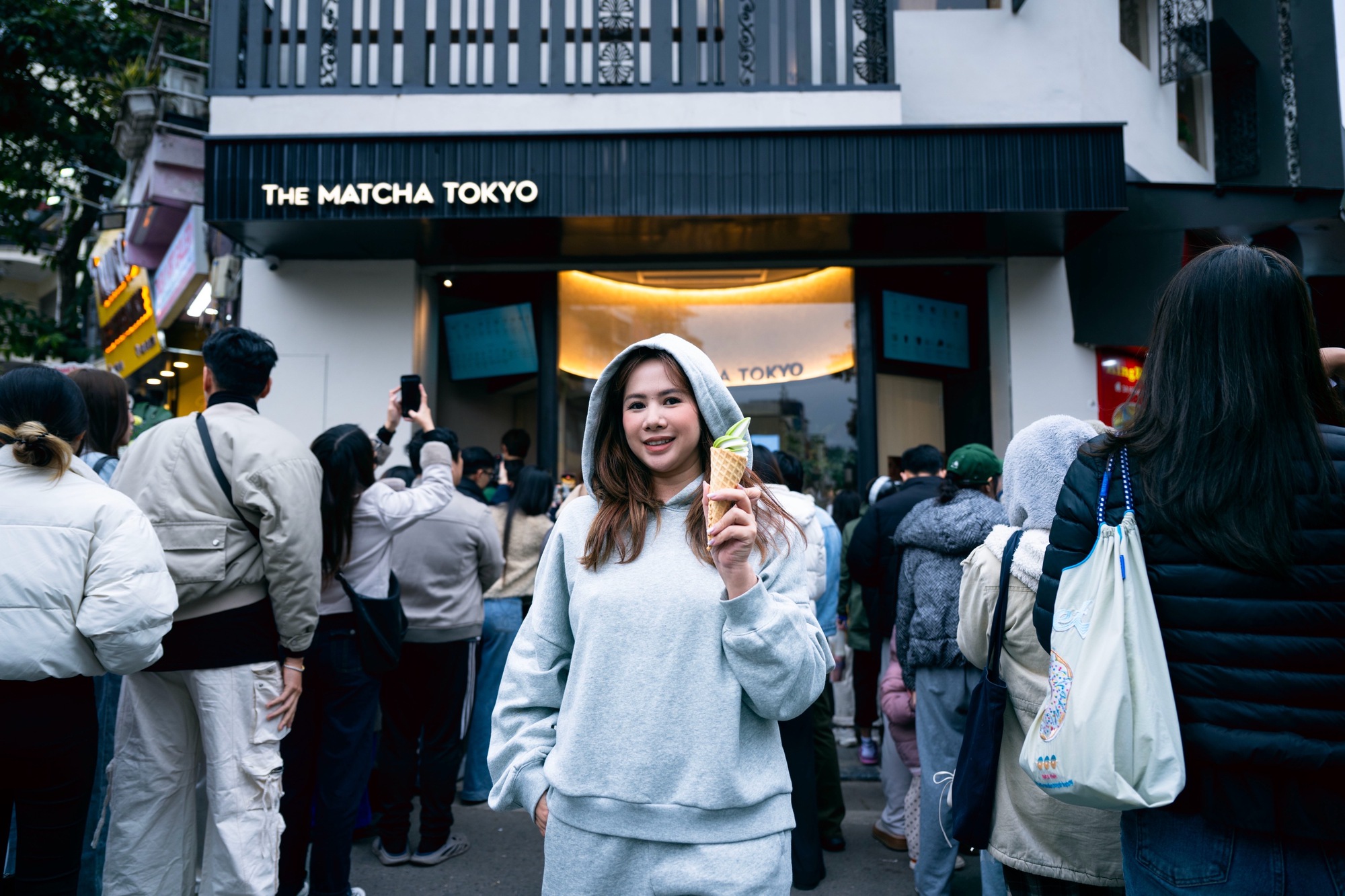 H&agrave; Nội: D&acirc;n t&igrave;nh chầu chực xếp h&agrave;ng mua ly matcha đắt nhất Nhật Bản bất chấp trời r&eacute;t- Ảnh 9.