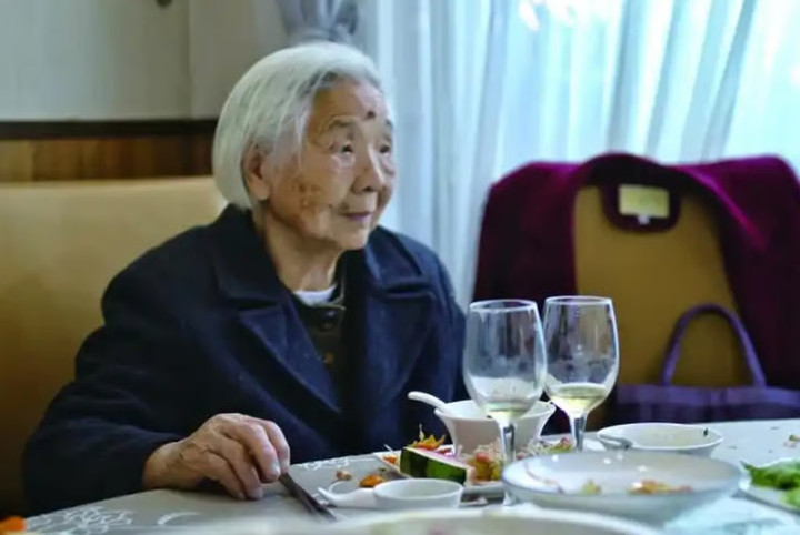 Cụ b&agrave; 101 tuổi thức khuya xem tivi mỗi đ&ecirc;m, b&iacute; quyết trường thọ mới g&acirc;y ch&uacute; &yacute;- Ảnh 2.