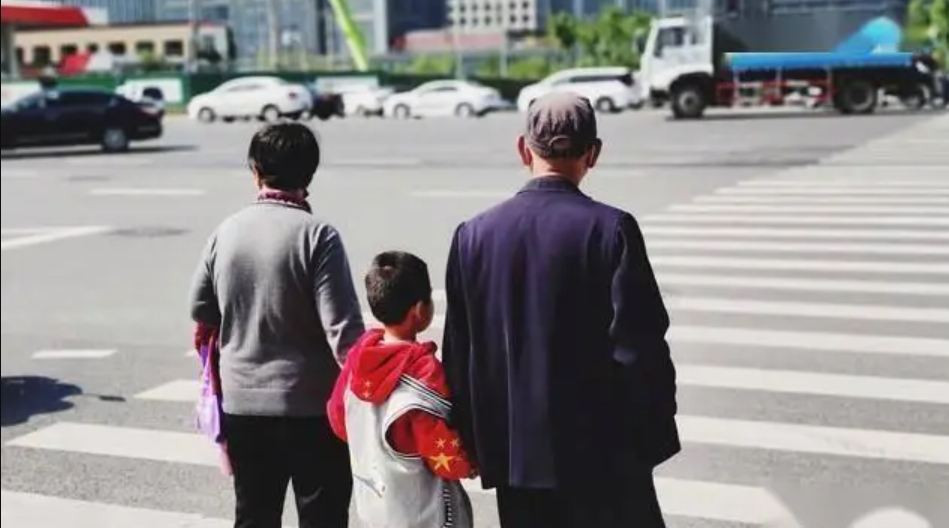 Trẻ c&oacute; 3 biểu hiện n&agrave;y, lớn l&ecirc;n kh&oacute; hiếu thảo: Cha mẹ phải uốn nắn ngay lập tức!- Ảnh 1.