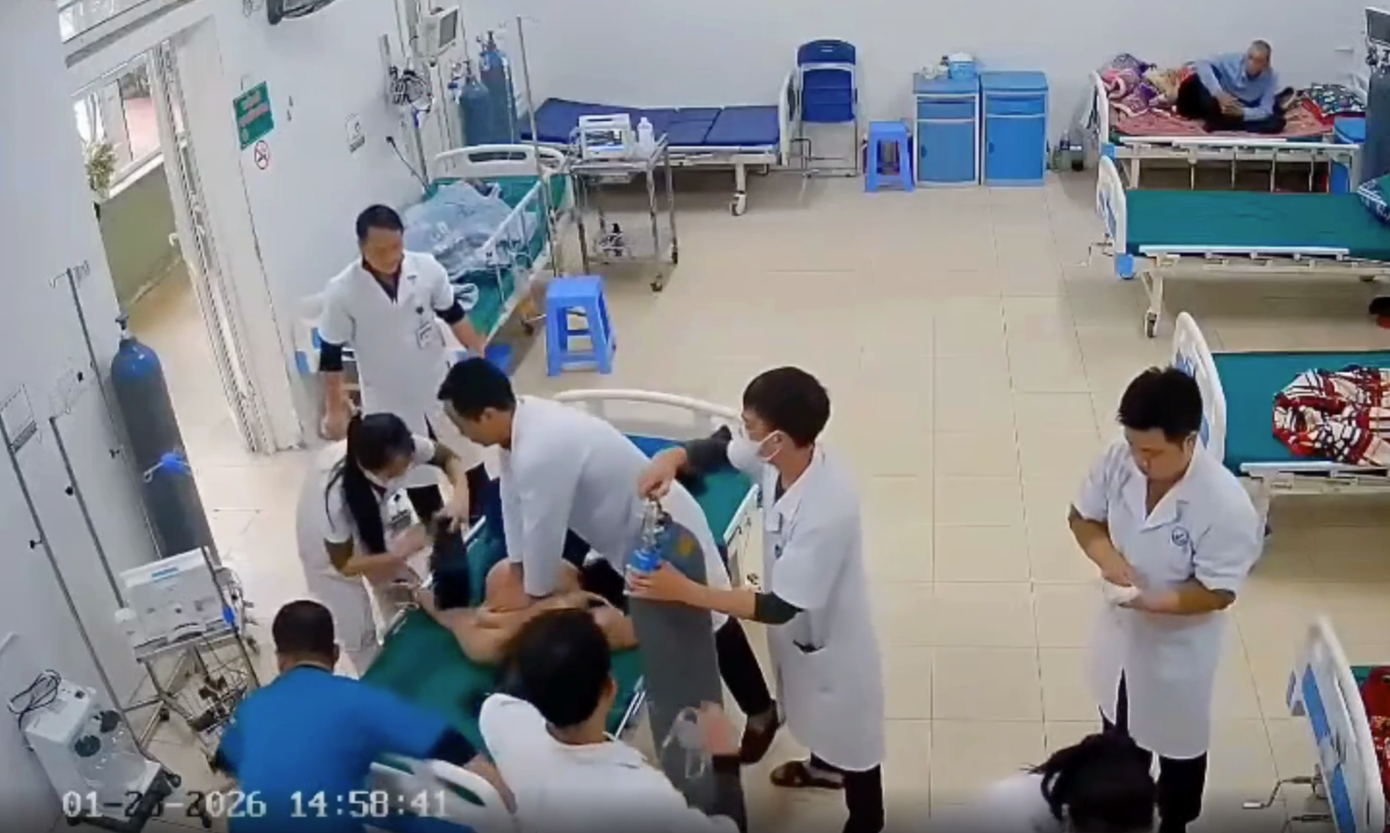 5 ph&uacute;t &lsquo;chạy đua với tử thần&rsquo; cứu sống người phụ nữ ngừng tim ở Nghệ An- Ảnh 1.