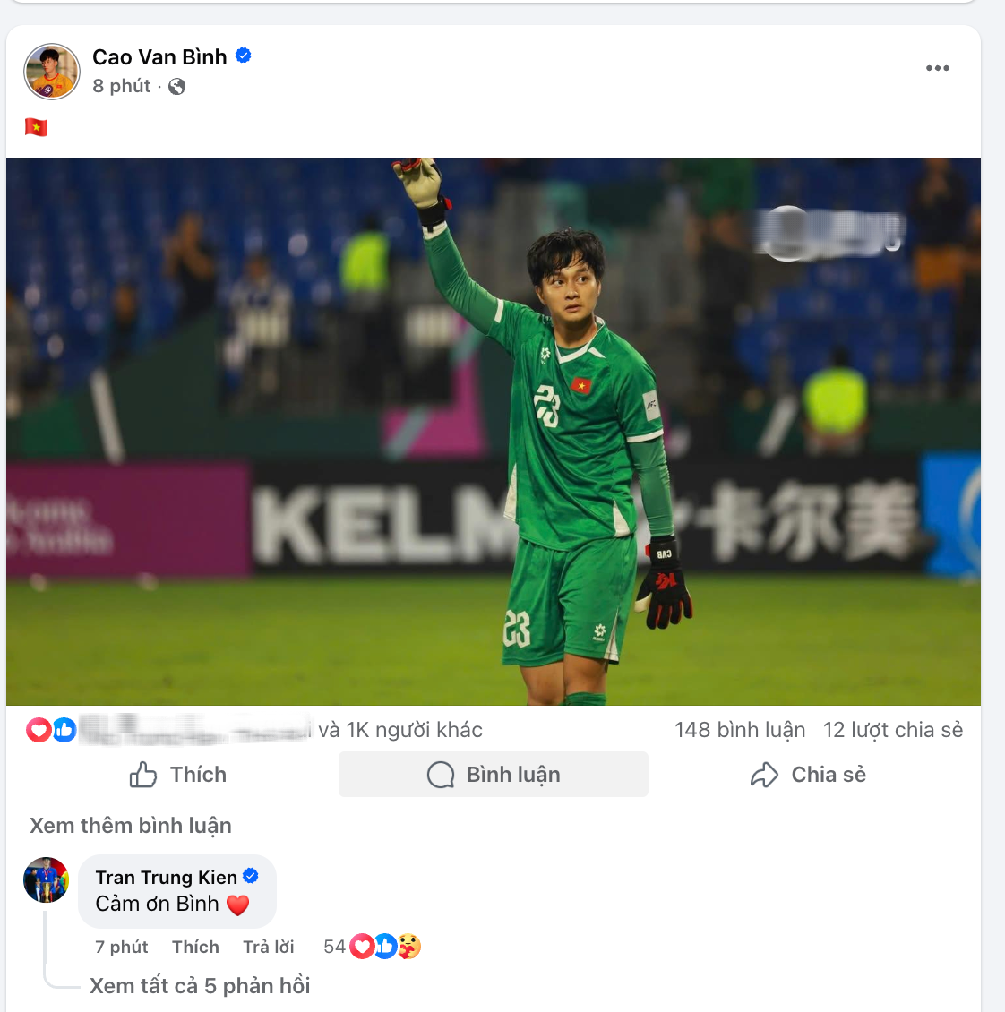Thủ m&ocirc;n hotboy mới nổi Cao Văn B&igrave;nh chỉ đăng đ&uacute;ng một sticker, cả đội U23 Việt Nam v&agrave;o n&oacute;i 
