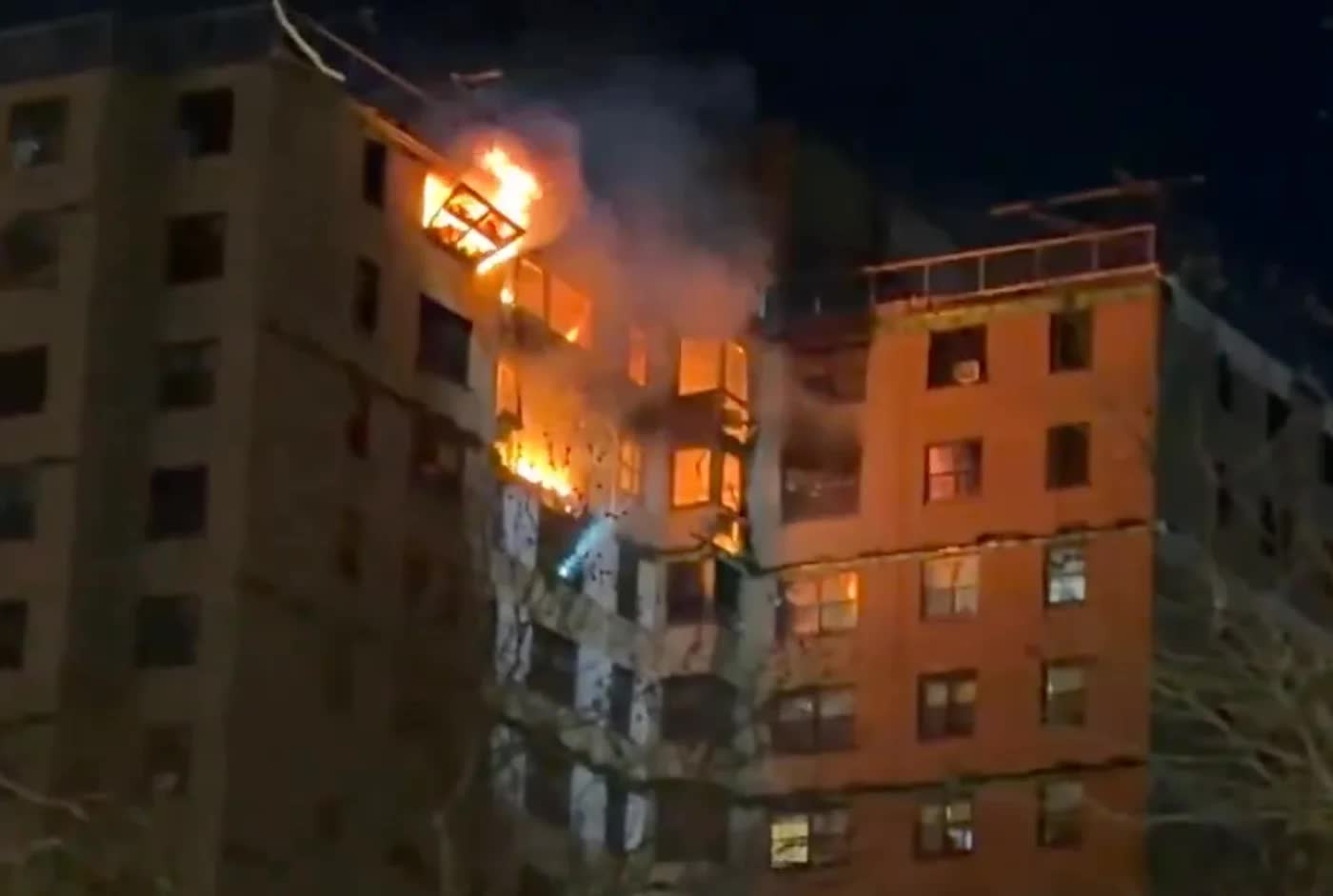 Ch&aacute;y lớn tại chung cư 17 tầng ở New York, hơn 200 l&iacute;nh cứu hoả được điều động- Ảnh 3.