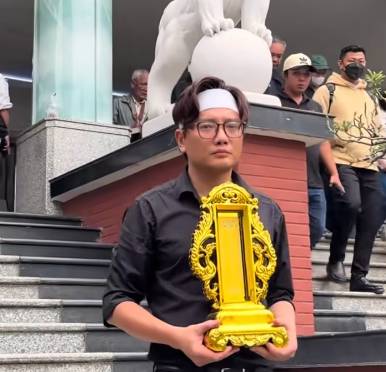 B&aacute; Thắng l&ecirc;n tiếng về 4 điều bị b&agrave;n t&aacute;n trong đ&aacute;m tang cha, diễn vi&ecirc;n H&ograve;a Hiệp cũng đăng status n&oacute;i r&otilde;- Ảnh 2.