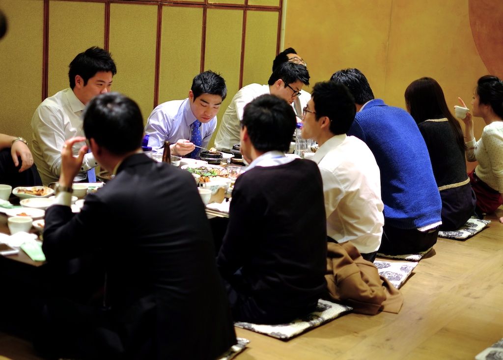 38 tuổi về qu&ecirc; họp lớp, gặp lại lớp trưởng lương 80 triệu/th&aacute;ng, t&ocirc;i nhận ra m&igrave;nh kiếm &iacute;t tiền nhưng gi&agrave;u hơn- Ảnh 1.