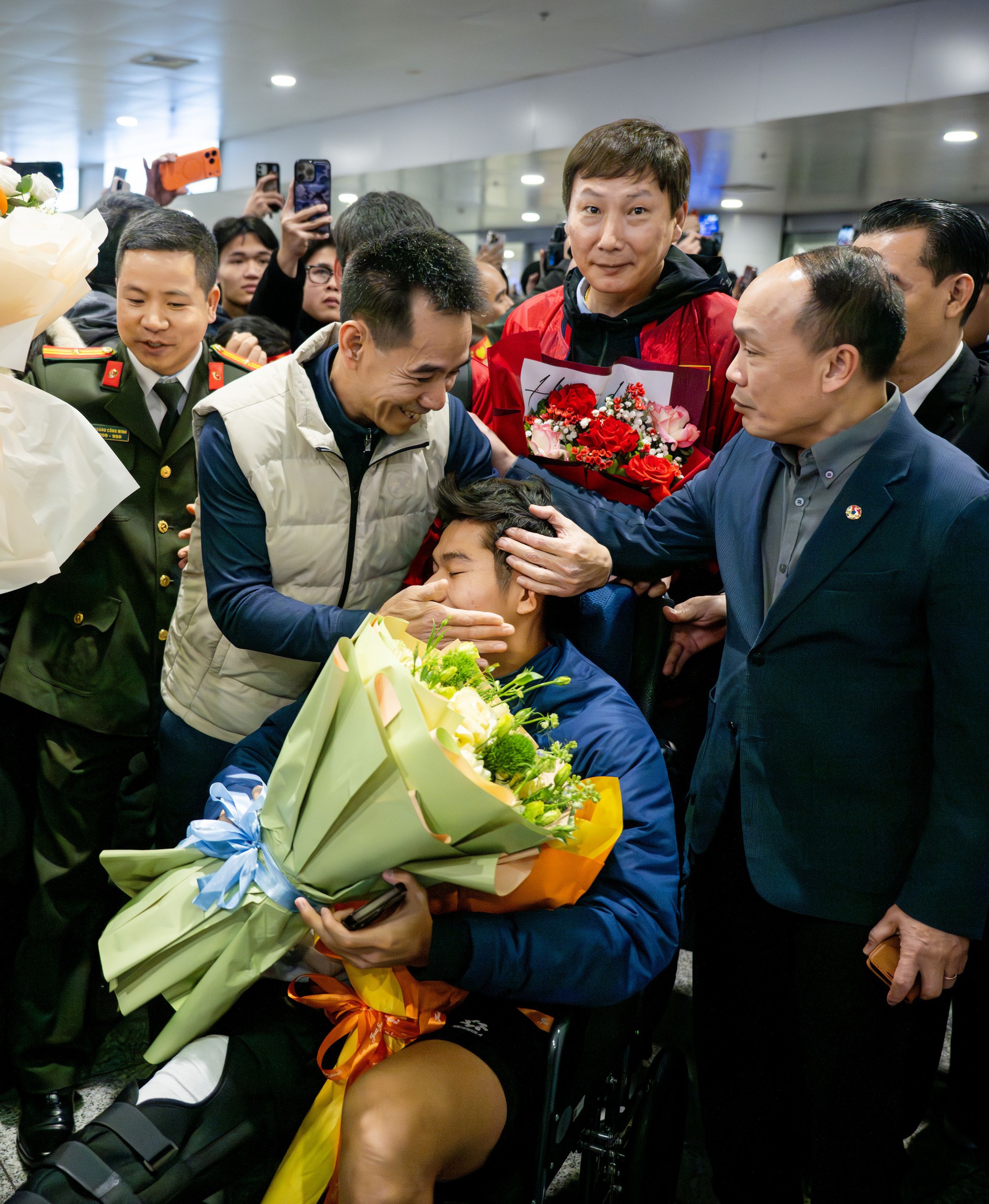 Thương Hiểu Minh U23 Việt Nam ngồi xe lăn về nước, bố mẹ thương con mắt rớm lệ- Ảnh 1.