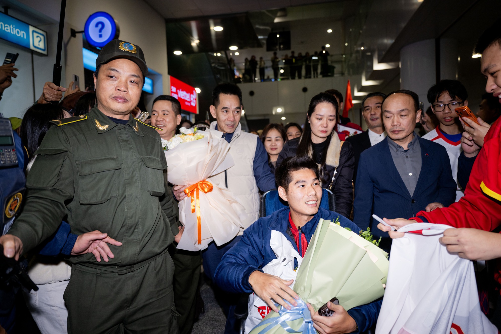 Thương Hiểu Minh U23 Việt Nam ngồi xe lăn về nước, bố mẹ thương con mắt rớm lệ- Ảnh 3.