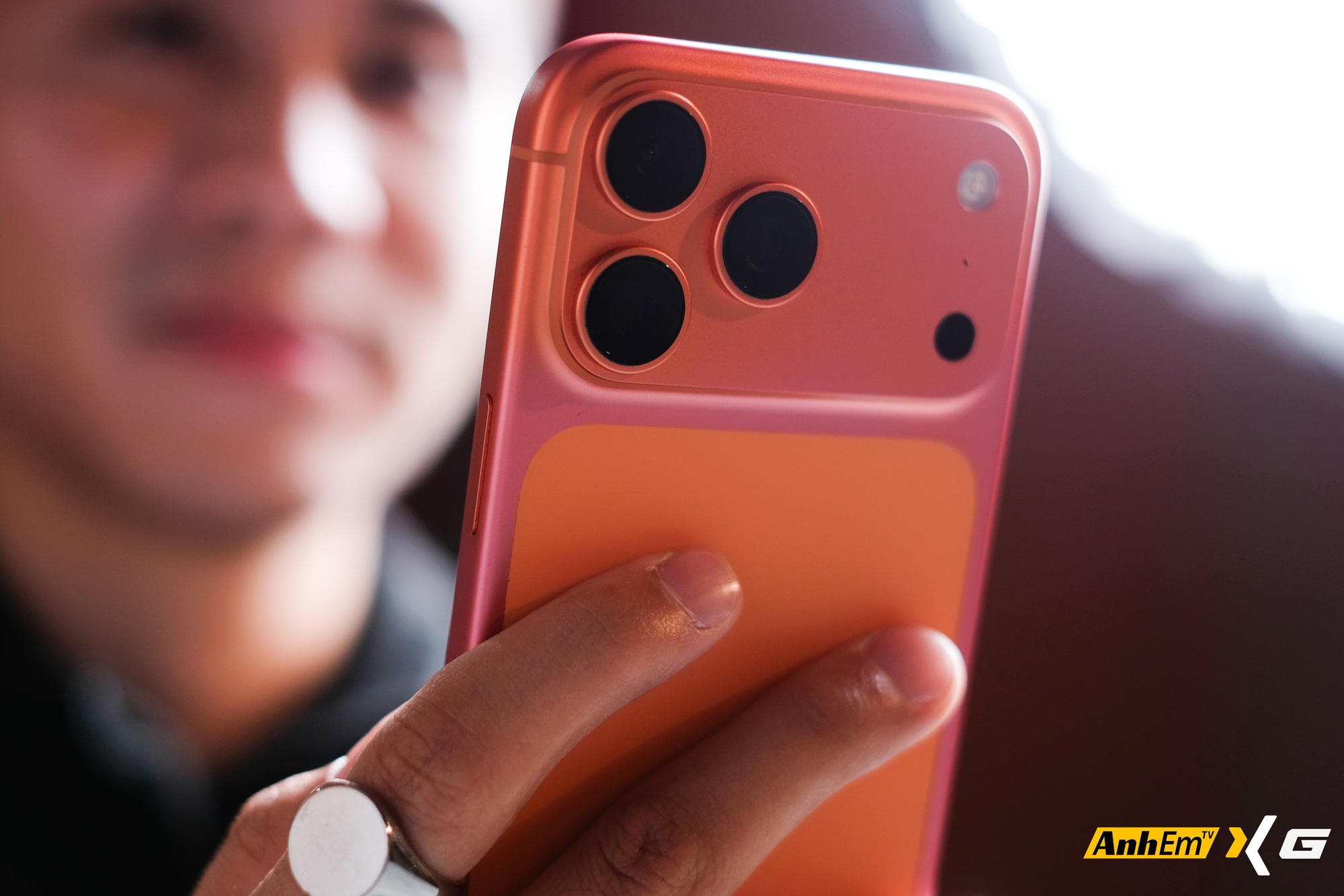 Tưởng chỉ l&agrave; "đồn tr&ecirc;n mạng", iPhone 17 Pro Max "đổi m&agrave;u" từ Cam sang Hồng nay đ&atilde; xuất hiện tại Việt Nam- Ảnh 3.