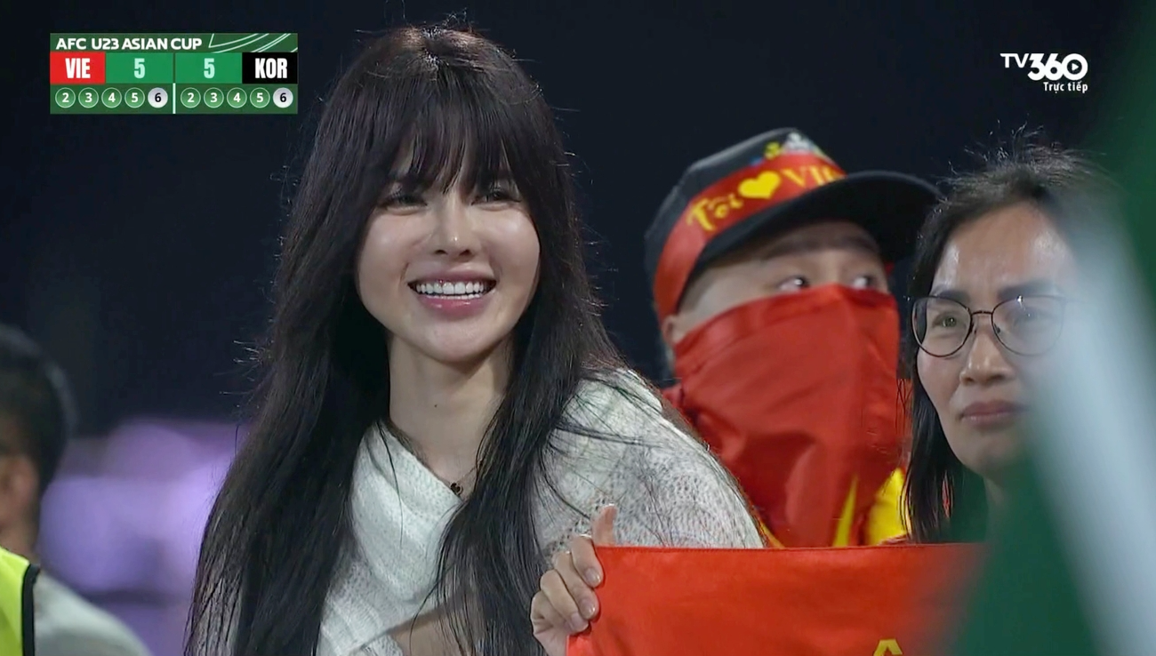 Danh tính nữ cổ động viên Việt Nam giống Thiều Bảo Trâm gây sốt- Ảnh 1. Danh tính nữ cổ động viên Việt Nam giống Thiều Bảo Trâm gây sốt- Ảnh 1.