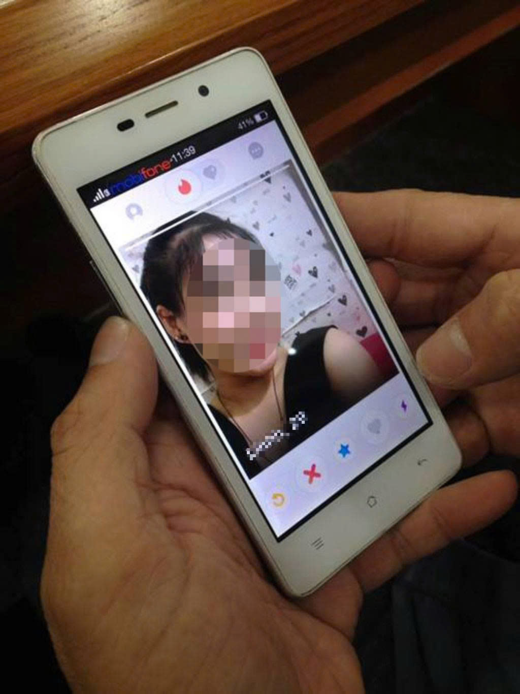 C&ocirc;ng an ph&aacute;t cảnh b&aacute;o khẩn, người d&ugrave;ng ứng dụng hẹn h&ograve;, đặc biệt l&agrave; Tinder phải cảnh gi&aacute;c- Ảnh 1.