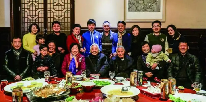 Cụ b&agrave; 101 tuổi thức khuya xem tivi mỗi đ&ecirc;m, b&iacute; quyết trường thọ mới g&acirc;y ch&uacute; &yacute;- Ảnh 4.