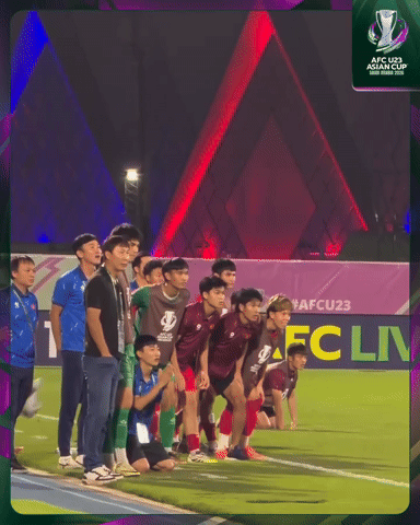 Cận cảnh U23 Việt Nam lao vào sân ăn mừng HCĐ châu Á cực sung, hát vang Cận cảnh U23 Việt Nam lao vào sân ăn mừng HCĐ châu Á cực sung, hát vang