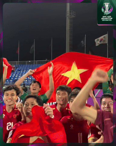 Cận cảnh U23 Việt Nam lao vào sân ăn mừng HCĐ châu Á cực sung, hát vang Cận cảnh U23 Việt Nam lao vào sân ăn mừng HCĐ châu Á cực sung, hát vang