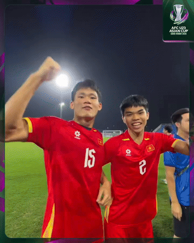 Cận cảnh U23 Việt Nam lao vào sân ăn mừng HCĐ châu Á cực sung, hát vang Cận cảnh U23 Việt Nam lao vào sân ăn mừng HCĐ châu Á cực sung, hát vang