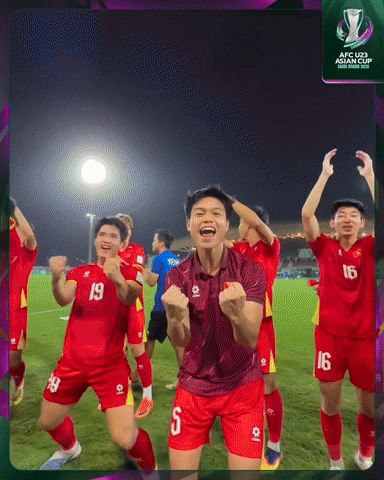 Cận cảnh U23 Việt Nam lao vào sân ăn mừng HCĐ châu Á cực sung, hát vang Cận cảnh U23 Việt Nam lao vào sân ăn mừng HCĐ châu Á cực sung, hát vang