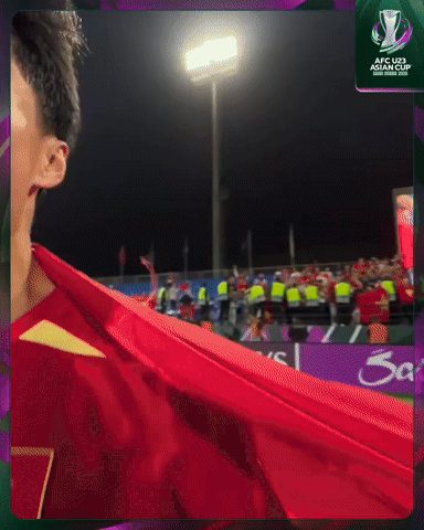 Vừa thương vừa cười khoảnh khắc L&yacute; Đức c&otilde;ng Hiểu Minh đang chấn thương lao v&agrave;o s&acirc;n mừng U23 Việt Nam gi&agrave;nh HCĐ ch&acirc;u &Aacute;- Ảnh 1.