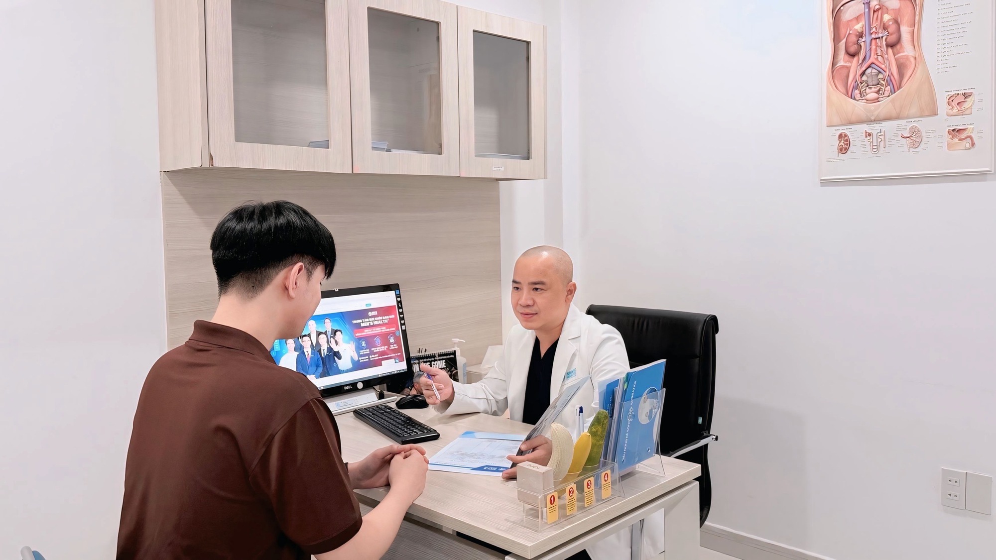 Chồng cầu cứu b&aacute;c sĩ v&igrave; kh&ocirc;ng đ&aacute;p ứng được nhu cầu &acirc;n &aacute;i của vợ- Ảnh 1.