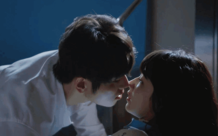 Phim Trung Quốc đi&ecirc;n nhất vũ trụ ng&ocirc;n t&igrave;nh đ&acirc;y rồi: Cặp ch&iacute;nh h&ocirc;n h&iacute;t ph&aacute;t ngượng, ai xem cũng phải che mặt