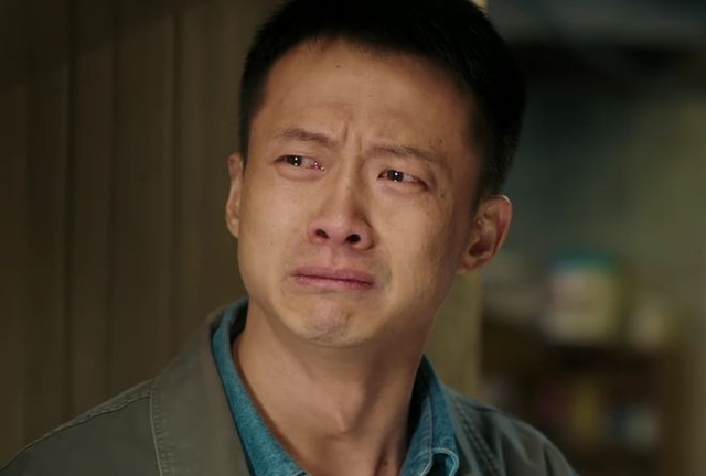 8 năm c&agrave;y cuốc gửi hơn 2 tỷ về b&aacute;o hiếu, ch&agrave;ng trai chết đứng khi nh&agrave; bố mẹ vẫn dột n&aacute;t: Camera ng&acirc;n h&agrave;ng tiết lộ sự thật kh&ocirc;ng ngờ- Ảnh 3.