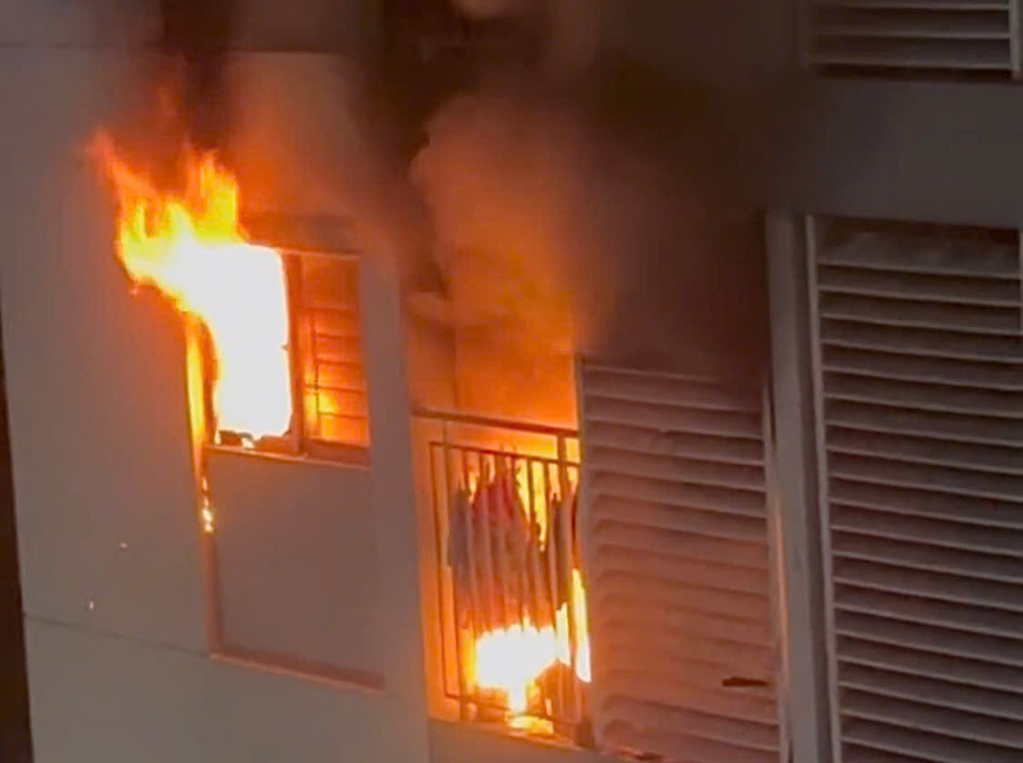 C&ocirc;ng an th&ocirc;ng tin về vụ ch&aacute;y chung cư l&agrave;m 3 mẹ con bị thương- Ảnh 1.