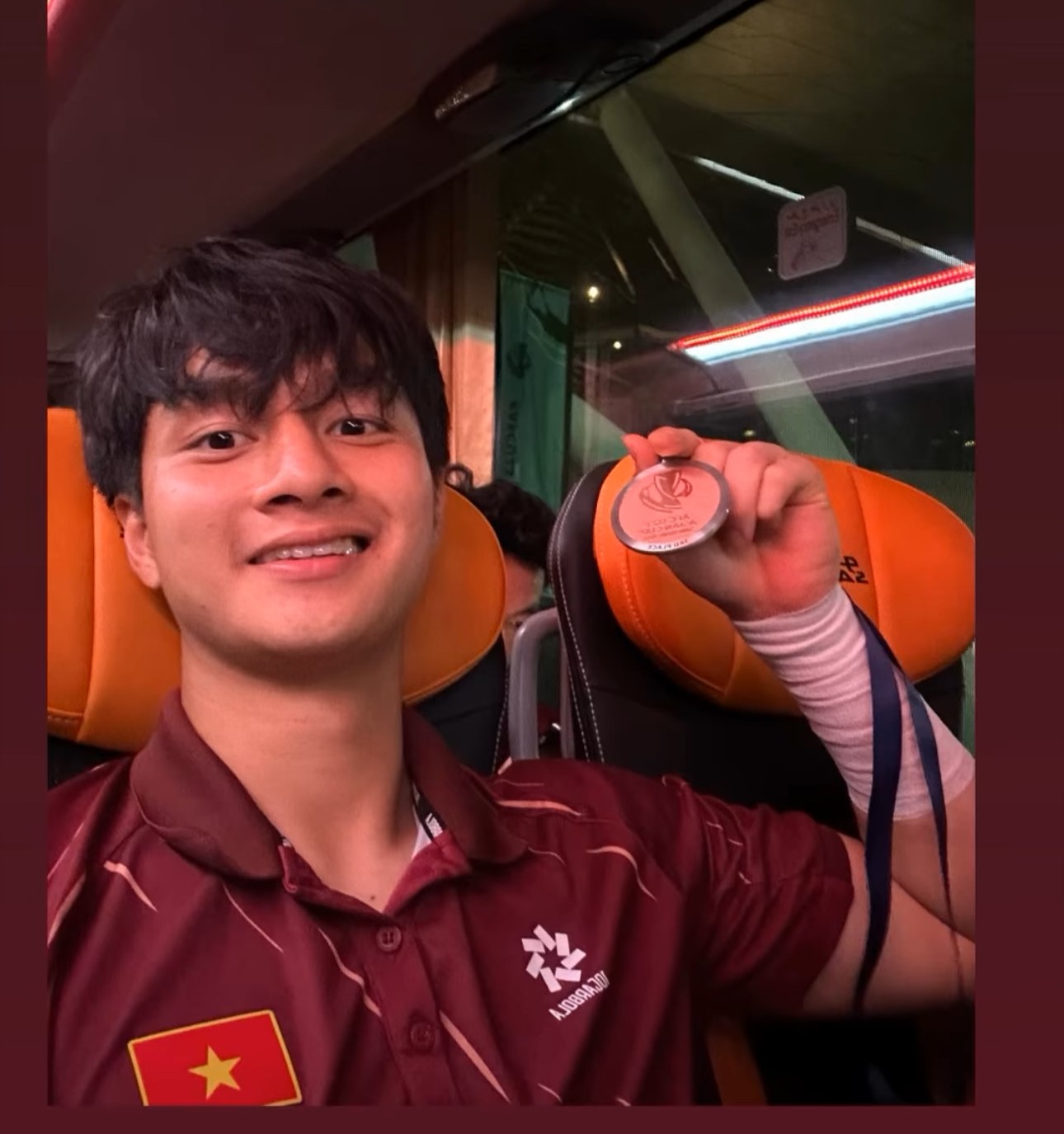 U23 Việt Nam ki&ecirc;u h&atilde;nh khoe tấm huy chương đồng 