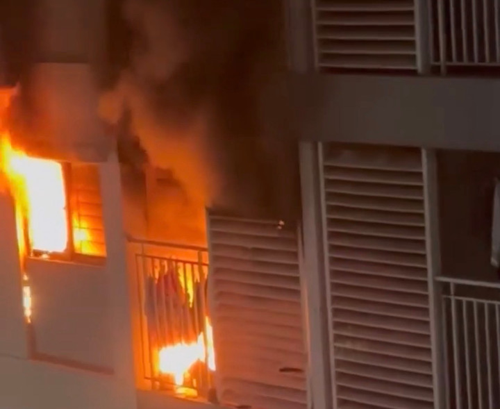 Vụ ch&aacute;y căn hộ chung cư Ehomes: Người mẹ h&ocirc;n m&ecirc; s&acirc;u, 2 con nhỏ chuyển viện- Ảnh 1.