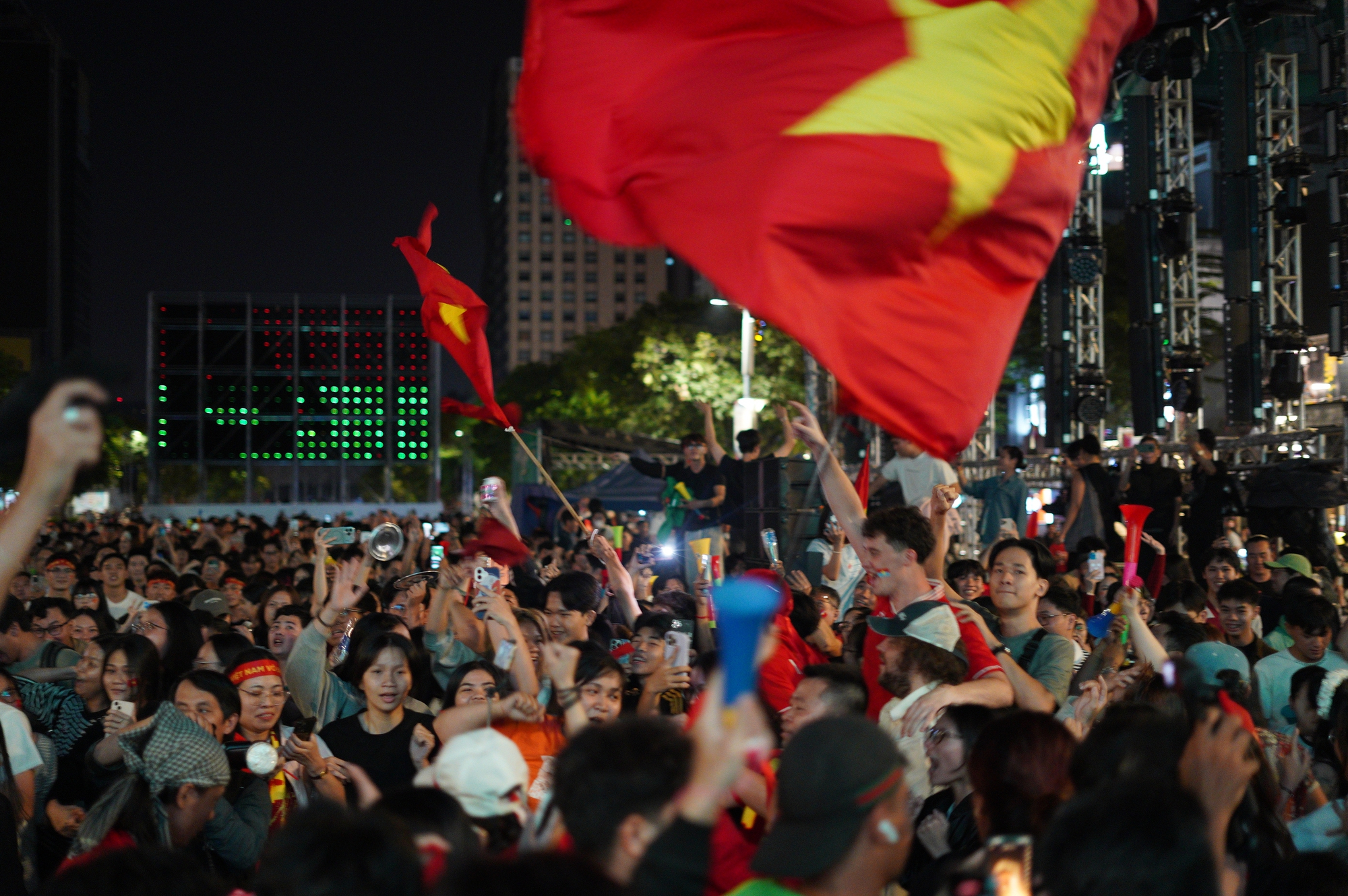 1 khoảnh khắc của U23 Việt Nam khiến kh&aacute;ch T&acirc;y đứng tim giữa phố đi bộ- Ảnh 4.