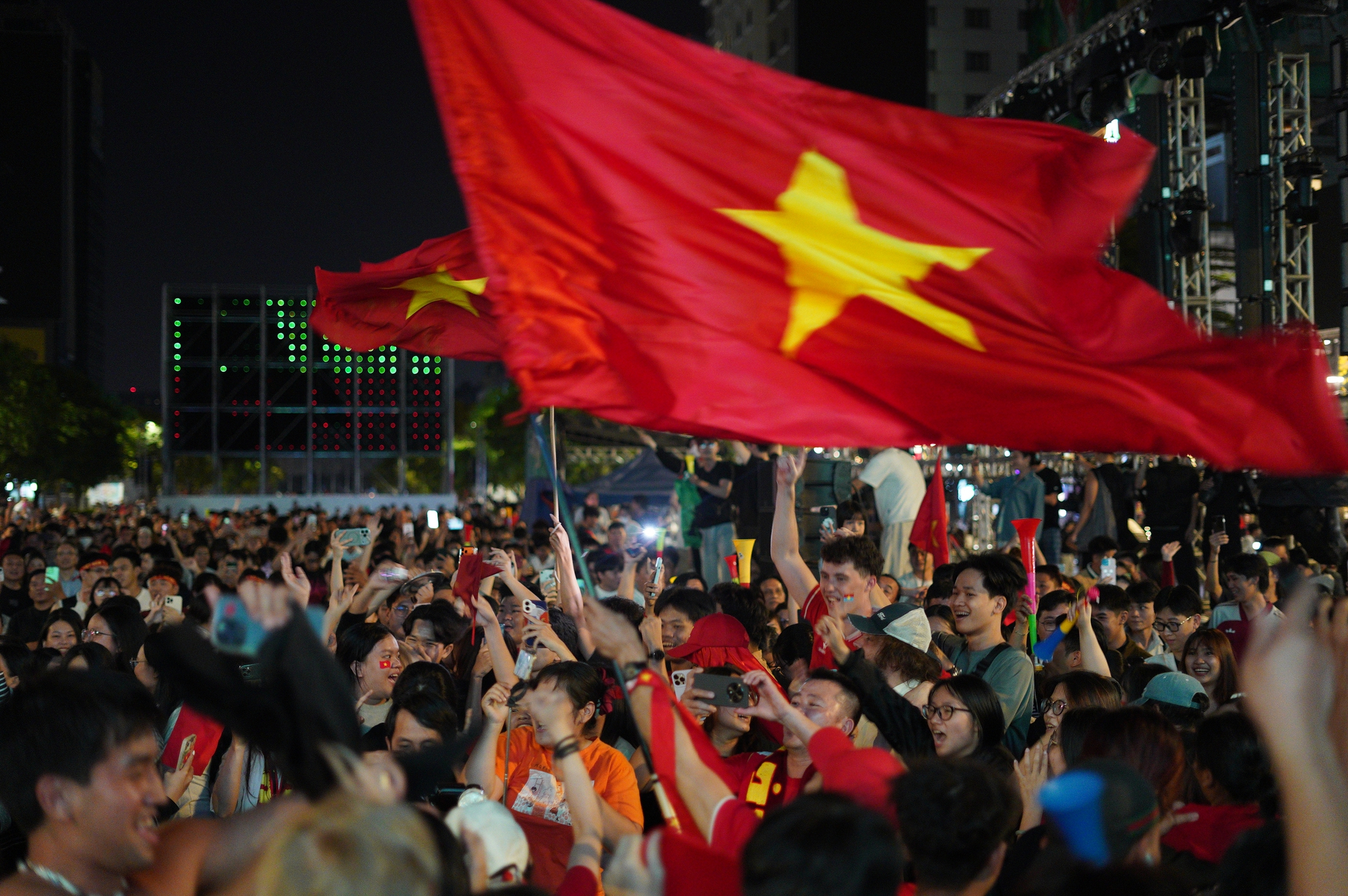 1 khoảnh khắc của U23 Việt Nam khiến kh&aacute;ch T&acirc;y đứng tim giữa phố đi bộ- Ảnh 5.