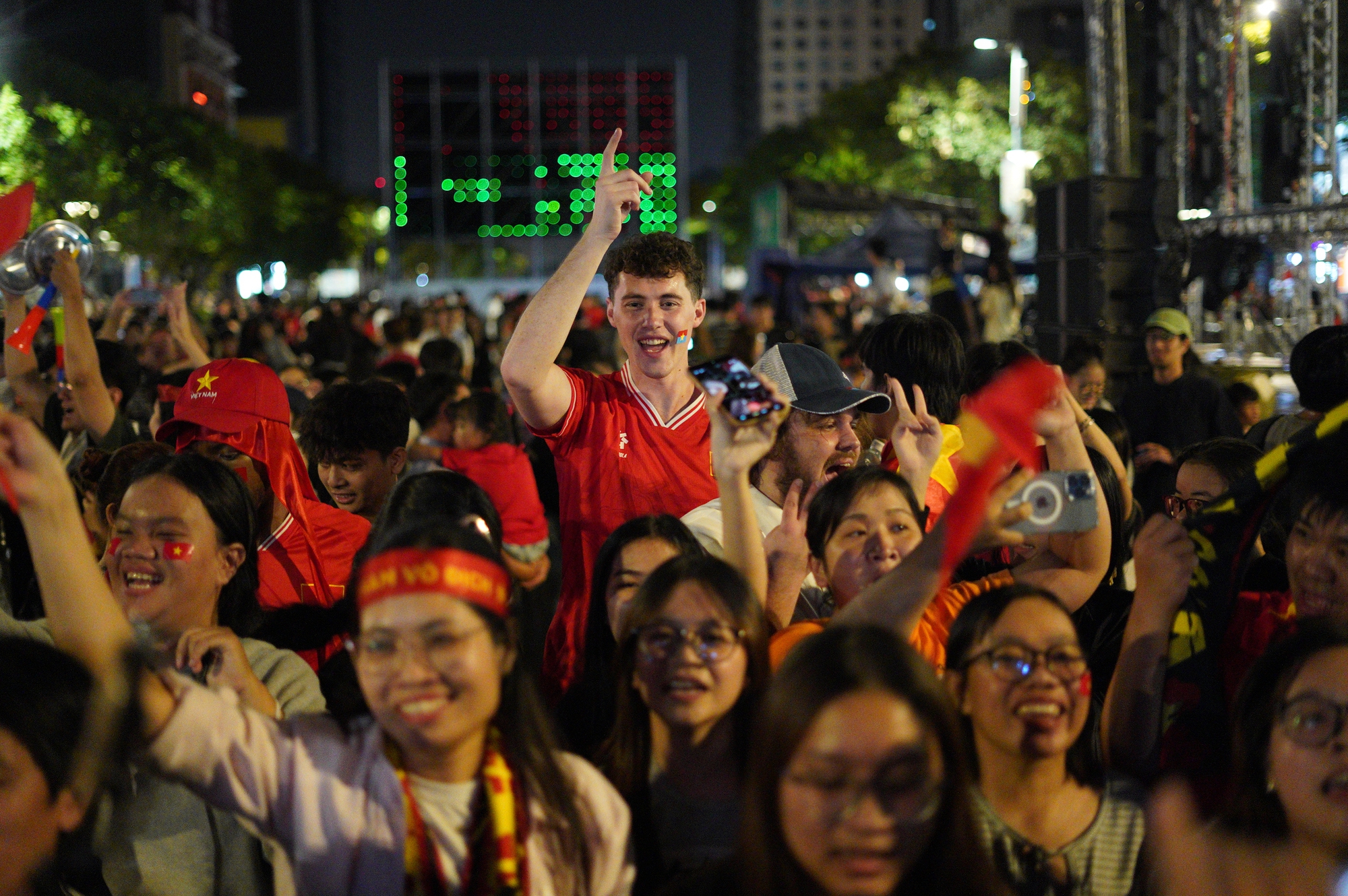1 khoảnh khắc của U23 Việt Nam khiến kh&aacute;ch T&acirc;y đứng tim giữa phố đi bộ- Ảnh 2.