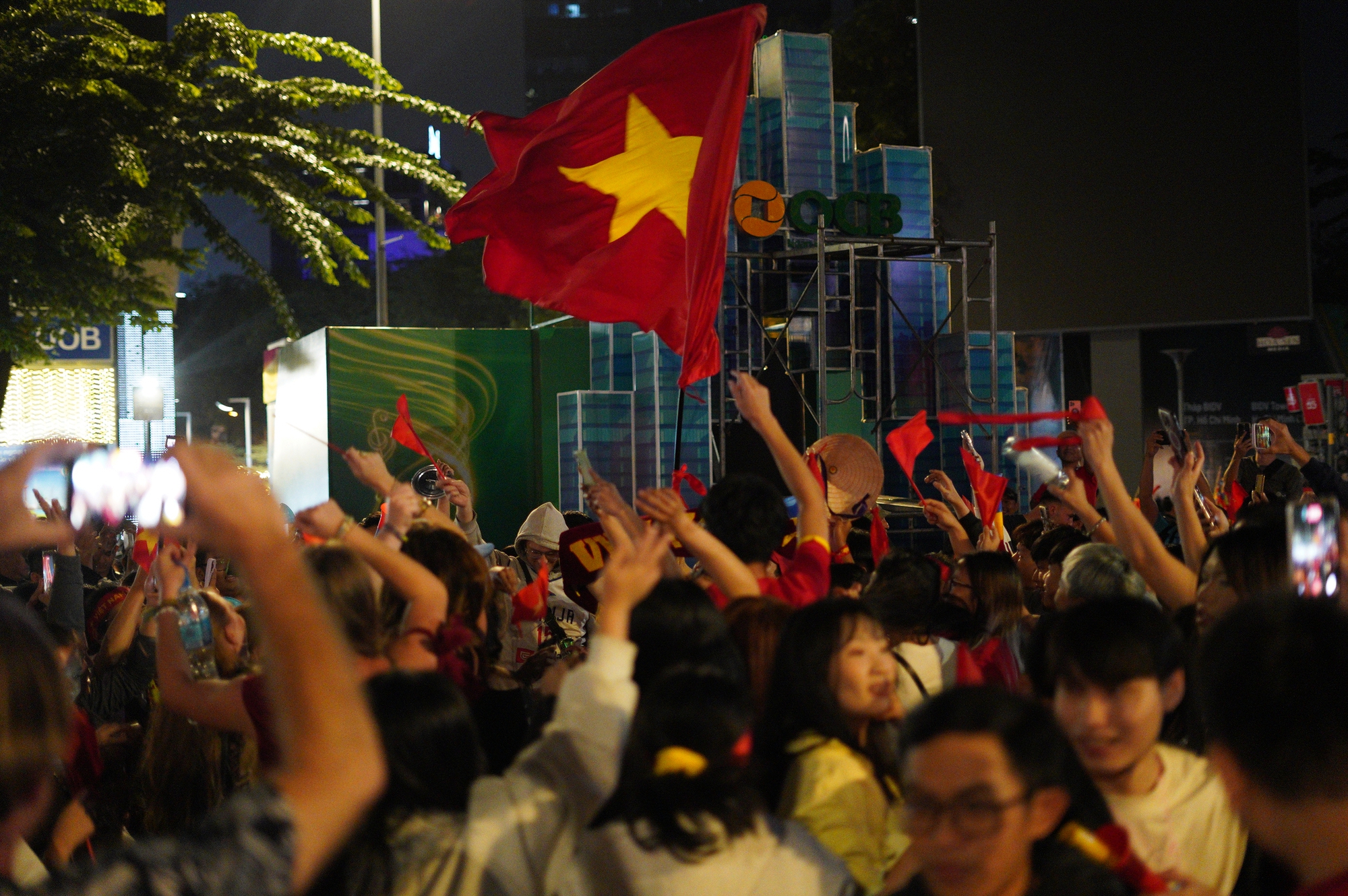 1 khoảnh khắc của U23 Việt Nam khiến kh&aacute;ch T&acirc;y đứng tim giữa phố đi bộ- Ảnh 6.