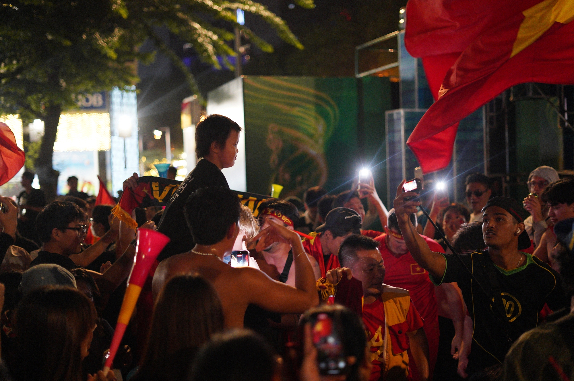 1 khoảnh khắc của U23 Việt Nam khiến kh&aacute;ch T&acirc;y đứng tim giữa phố đi bộ- Ảnh 7.