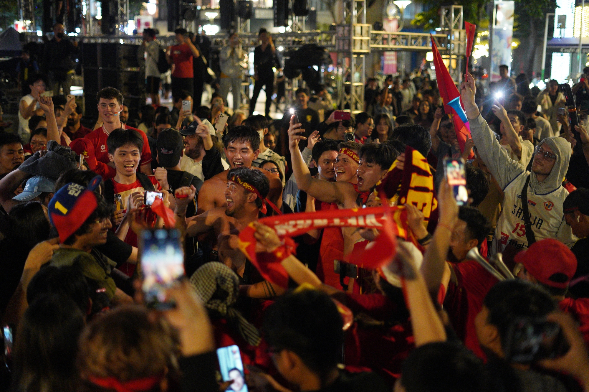 1 khoảnh khắc của U23 Việt Nam khiến kh&aacute;ch T&acirc;y đứng tim giữa phố đi bộ- Ảnh 3.