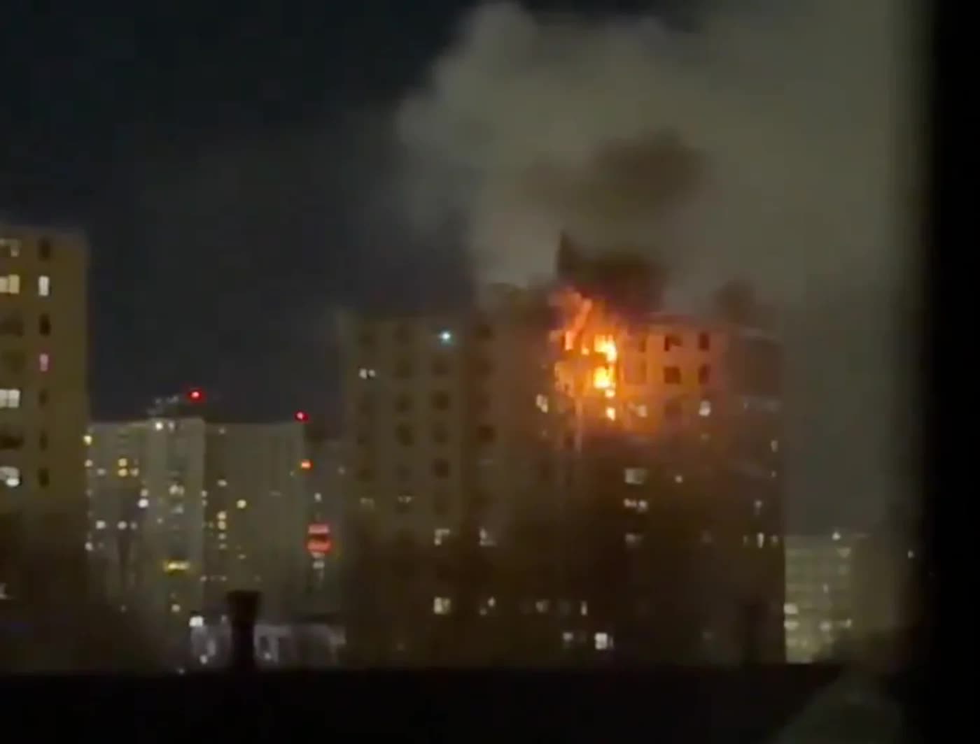 Ch&aacute;y lớn tại chung cư 17 tầng ở New York, hơn 200 l&iacute;nh cứu hoả được điều động- Ảnh 2.