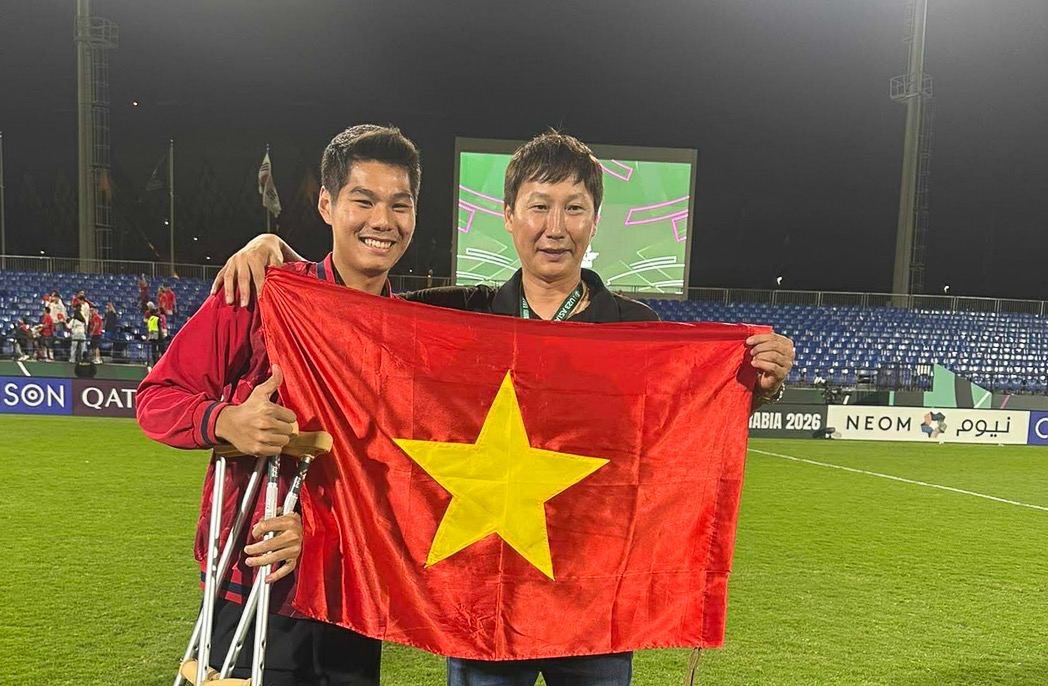 Vừa thương vừa cười khoảnh khắc L&yacute; Đức c&otilde;ng Hiểu Minh đang chấn thương lao v&agrave;o s&acirc;n mừng U23 Việt Nam gi&agrave;nh HCĐ ch&acirc;u &Aacute;- Ảnh 2.