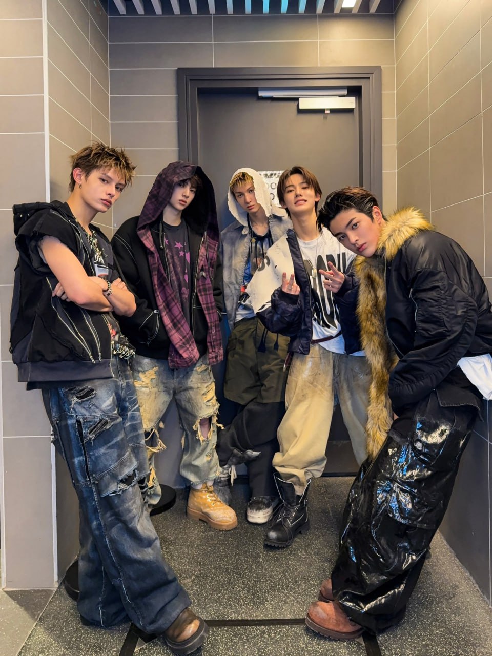 T&acirc;n binh hot nhất hiện nay: C&oacute; MV quay ở Việt Nam, để n&eacute; &ldquo;flop&rdquo; m&agrave; bị tung ảnh khiến H&agrave;n Quốc nổi đi&ecirc;n- Ảnh 7.