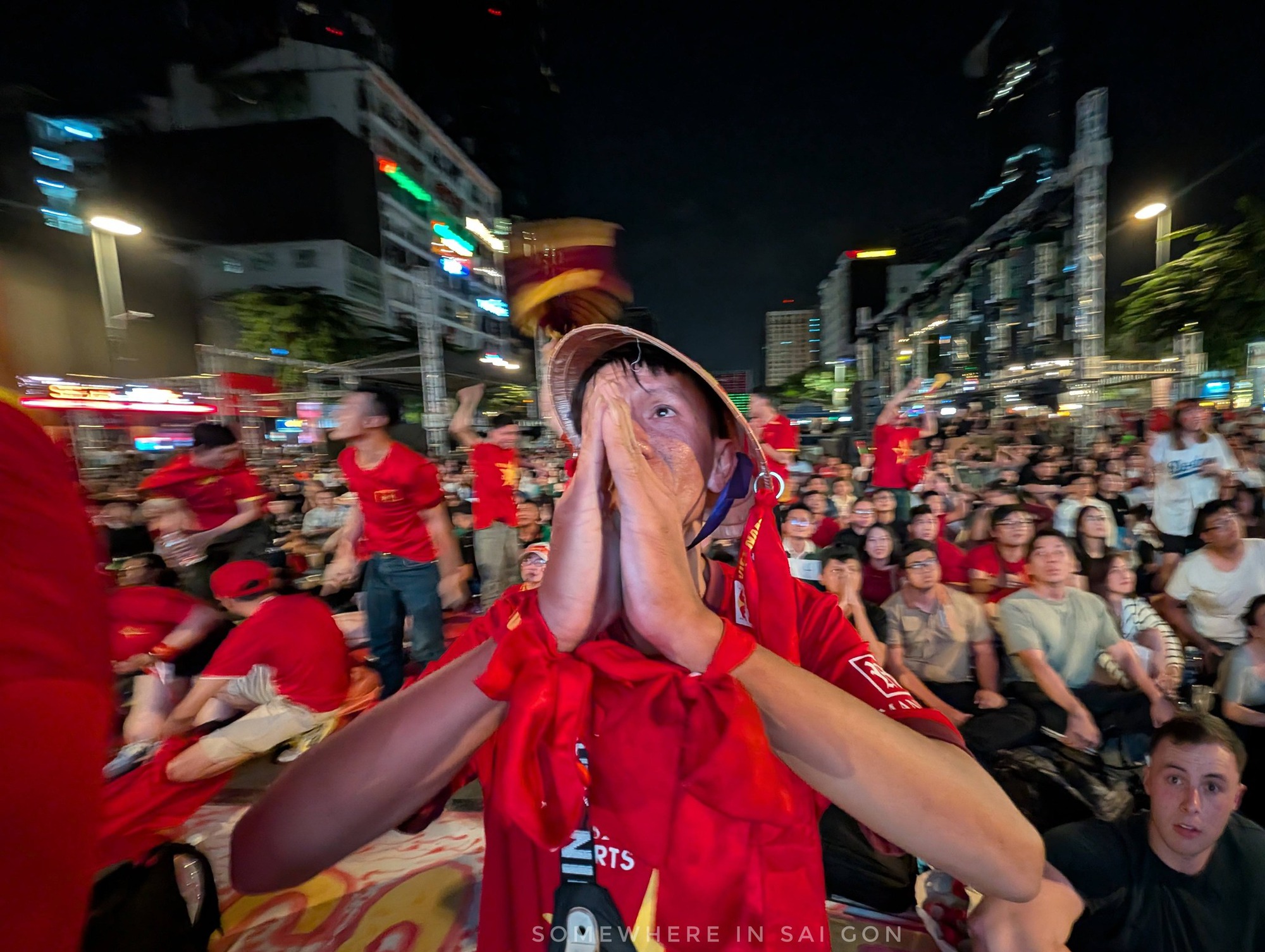 1 khoảnh khắc của U23 Việt Nam khiến kh&aacute;ch T&acirc;y đứng tim giữa phố đi bộ- Ảnh 1.