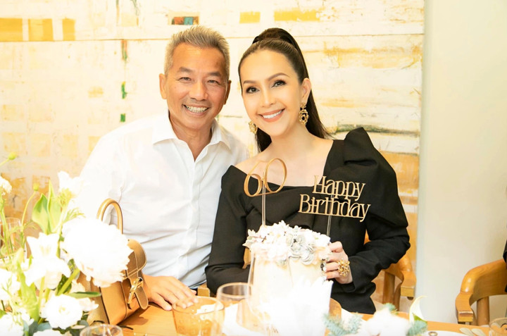 H&ocirc;n nh&acirc;n vi&ecirc;n m&atilde;n hơn 3 thập kỷ của 