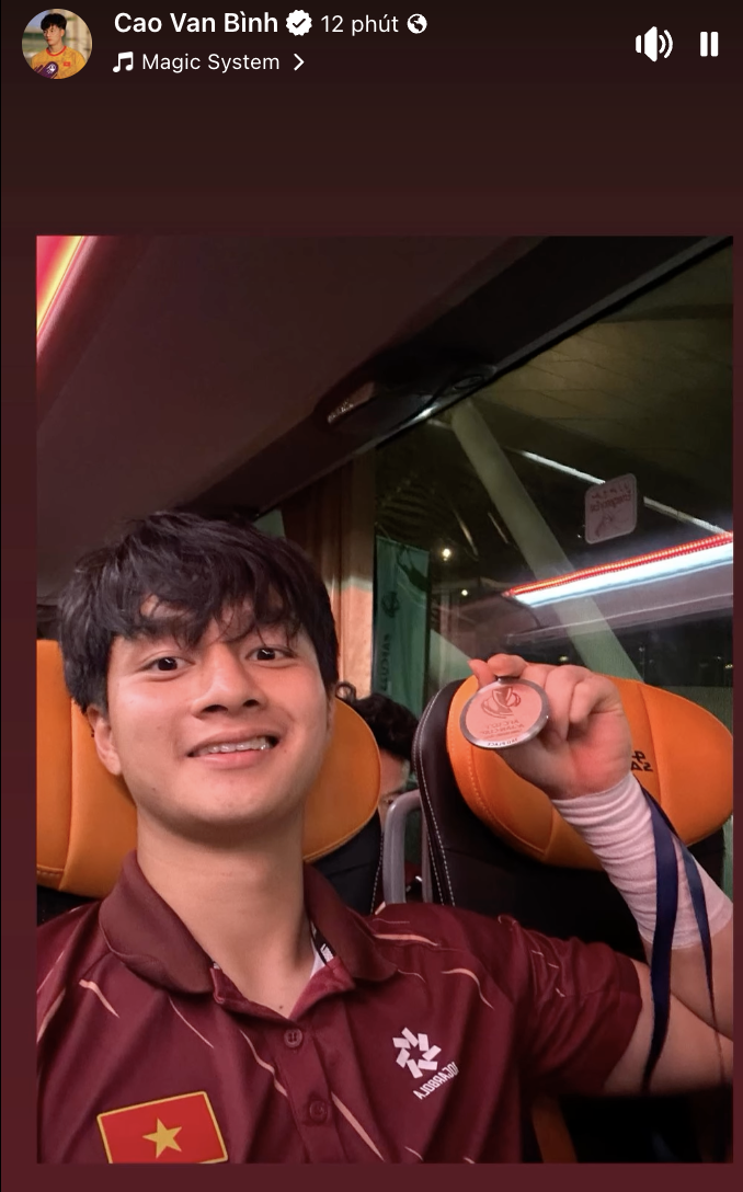 Thủ m&ocirc;n hotboy mới nổi Cao Văn B&igrave;nh chỉ đăng đ&uacute;ng một sticker, cả đội U23 Việt Nam v&agrave;o n&oacute;i 
