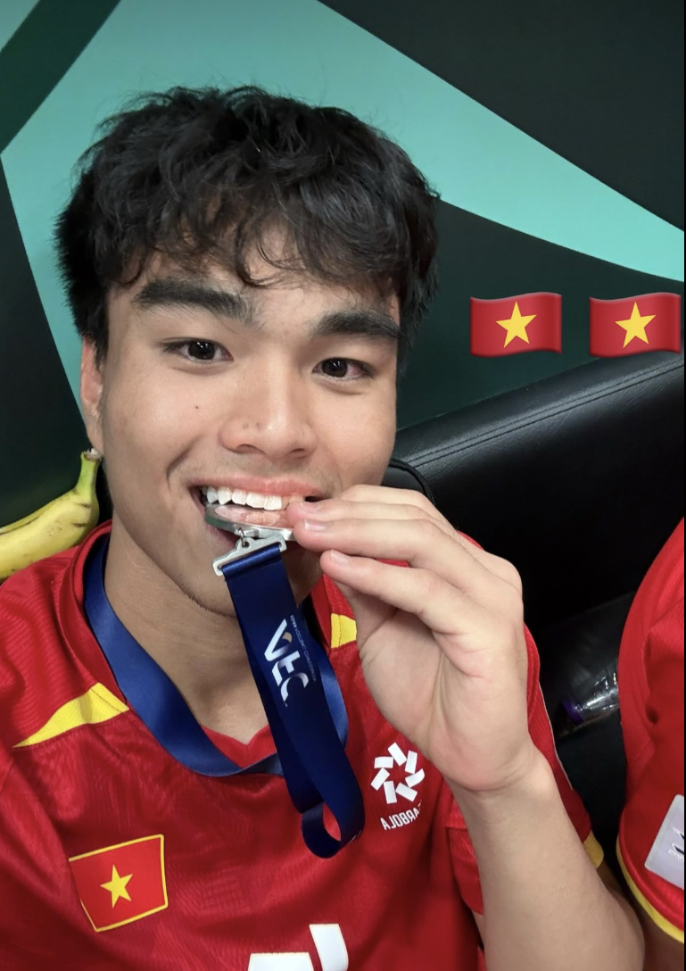 U23 Việt Nam ki&ecirc;u h&atilde;nh khoe tấm huy chương đồng 