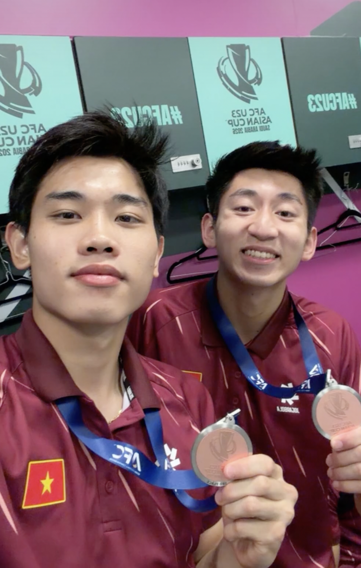 U23 Việt Nam ki&ecirc;u h&atilde;nh khoe tấm huy chương đồng 