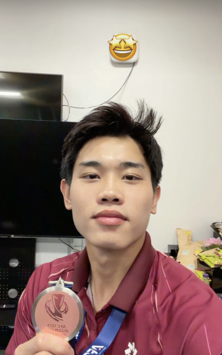 U23 Việt Nam ki&ecirc;u h&atilde;nh khoe tấm huy chương đồng 