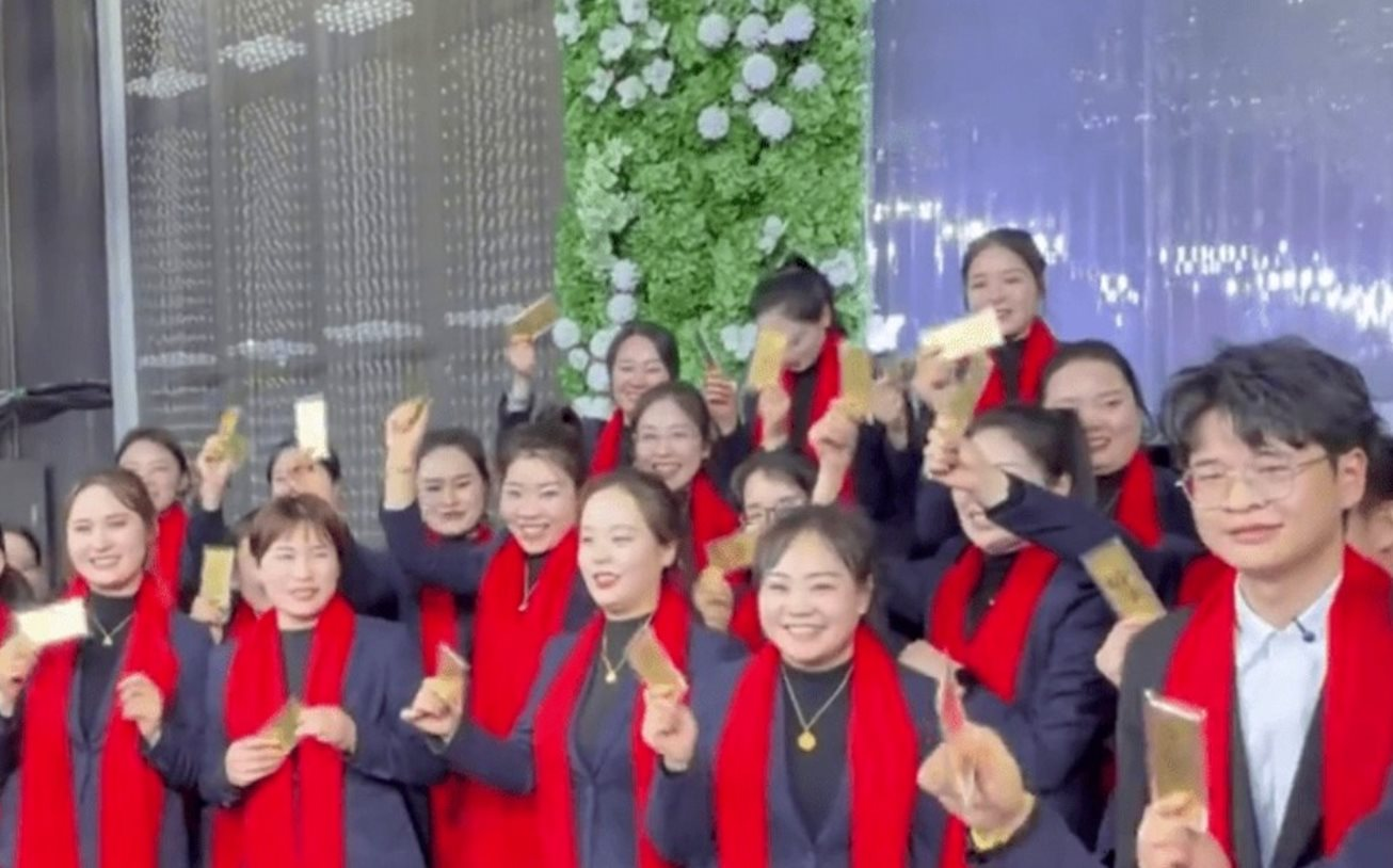 Một tiệm v&agrave;ng Trung Quốc chơi lớn: Thưởng 'n&oacute;ng' tiền v&agrave; v&agrave;ng cho nh&acirc;n vi&ecirc;n dịp tất ni&ecirc;n- Ảnh 3.