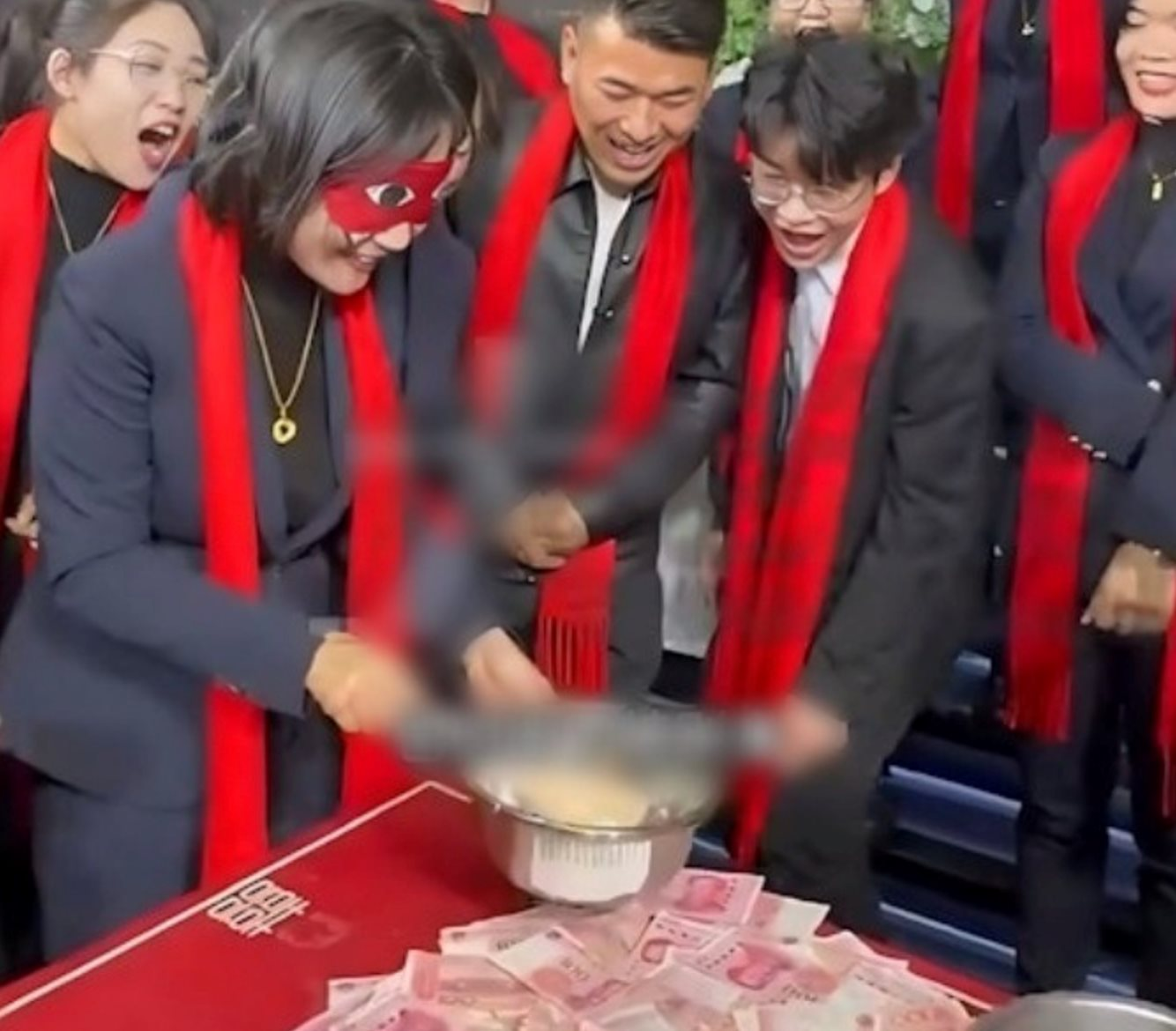 Một tiệm v&agrave;ng Trung Quốc chơi lớn: Thưởng 'n&oacute;ng' tiền v&agrave; v&agrave;ng cho nh&acirc;n vi&ecirc;n dịp tất ni&ecirc;n- Ảnh 2.