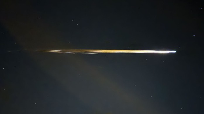 Vật thể "rơi tự do" từ vũ trụ g&acirc;y tiếng nổ si&ecirc;u thanh - Ảnh 1.