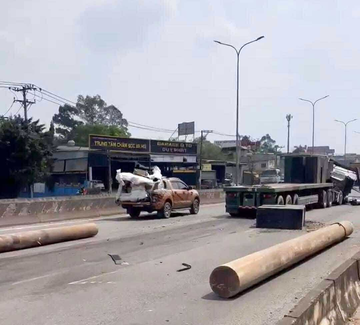 Th&ugrave;ng sắt rơi đ&egrave; bẹp xe đầu k&eacute;o tr&ecirc;n quốc lộ ở Đồng Nai- Ảnh 2.