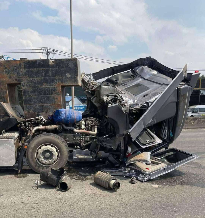 Th&ugrave;ng sắt rơi đ&egrave; bẹp xe đầu k&eacute;o tr&ecirc;n quốc lộ ở Đồng Nai- Ảnh 1.