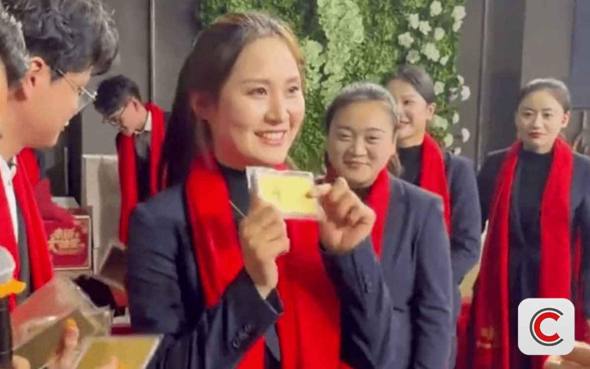 Một tiệm v&agrave;ng Trung Quốc chơi lớn: Thưởng 'n&oacute;ng' tiền v&agrave; v&agrave;ng cho nh&acirc;n vi&ecirc;n dịp tất ni&ecirc;n- Ảnh 1.