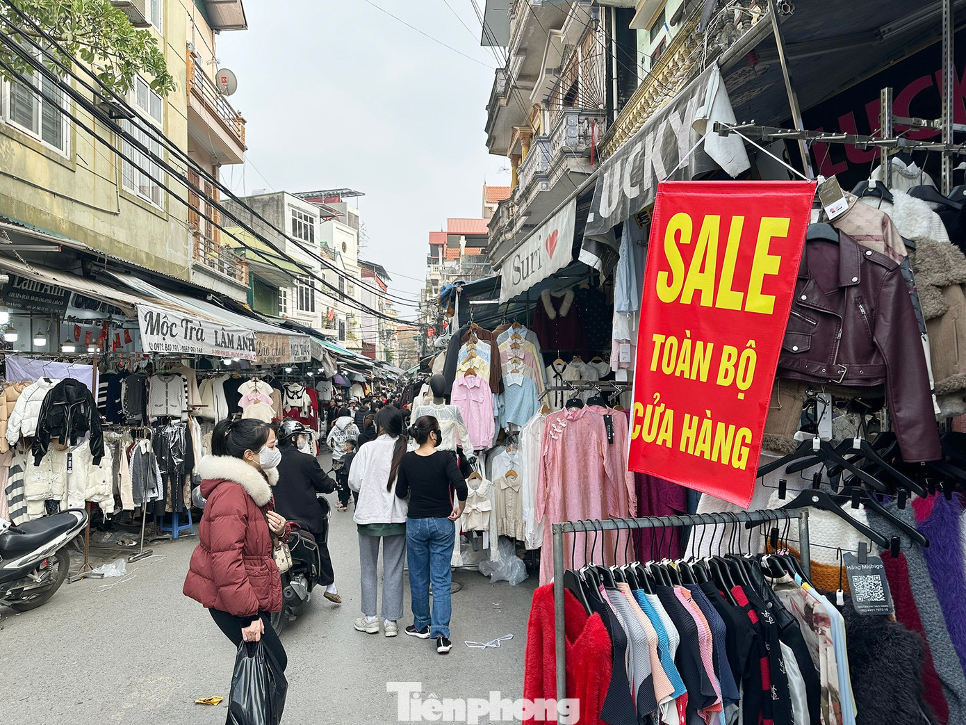 Vừa mở cửa trở lại, chợ Ninh Hiệp đ&atilde; đua nhau 'xả h&agrave;ng Tết'- Ảnh 9.