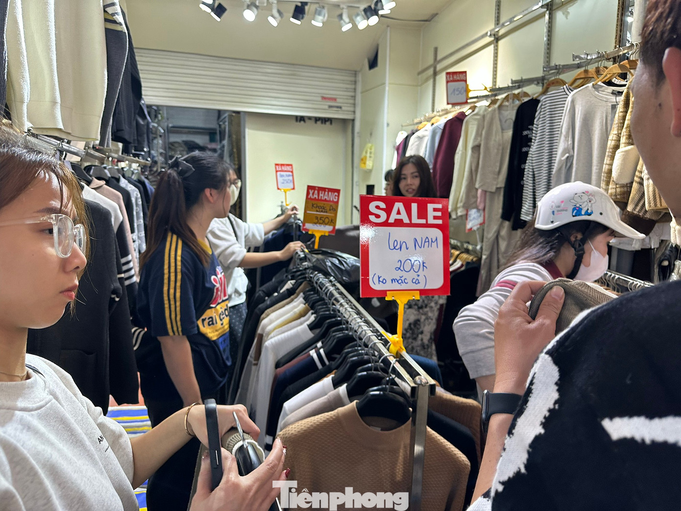 Vừa mở cửa trở lại, chợ Ninh Hiệp đ&atilde; đua nhau 'xả h&agrave;ng Tết'- Ảnh 8.