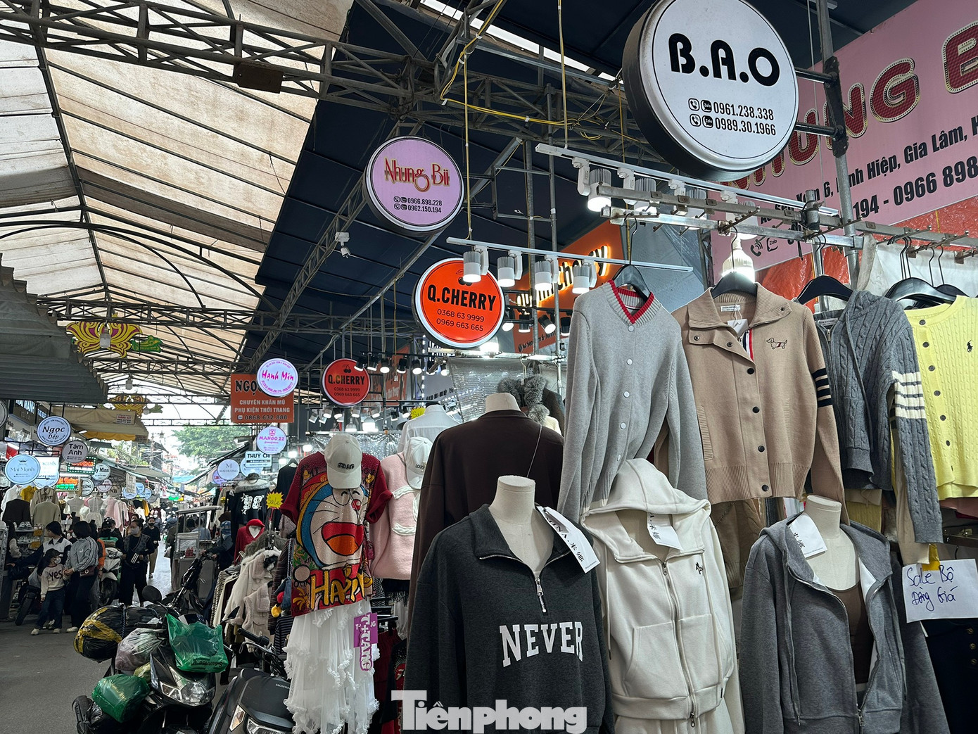 Vừa mở cửa trở lại, chợ Ninh Hiệp đ&atilde; đua nhau 'xả h&agrave;ng Tết'- Ảnh 5.